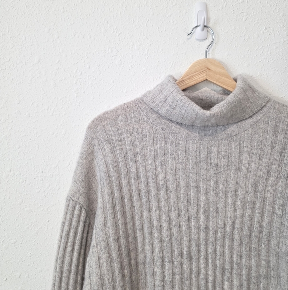Banana Republic Gray Wool Blend Turtleneck Sweater L - Picture 3 of 7